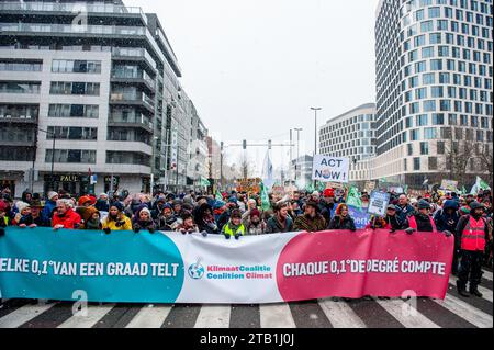 3 dicembre, Bruxelles. Migliaia di persone si sono riunite alla stazione di Bruxelles Nord per protestare contro la mancanza di azione sulla crisi climatica, durante una marcia organizzata dalla Climate Coalition (un'organizzazione che riunisce più di 90 organizzazioni sul tema della giustizia climatica). Con questo marzo, chiedono che il Belgio e l'Europa si mettano finalmente al lavoro per rendere l'industria sostenibile, migliorare la qualità dei trasporti pubblici, isolare le case e ripristinare la natura. Foto Stock