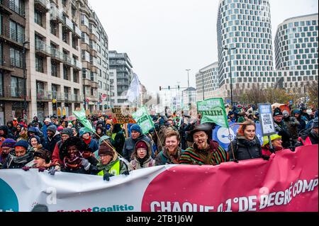 3 dicembre, Bruxelles. Migliaia di persone si sono riunite alla stazione di Bruxelles Nord per protestare contro la mancanza di azione sulla crisi climatica, durante una marcia organizzata dalla Climate Coalition (un'organizzazione che riunisce più di 90 organizzazioni sul tema della giustizia climatica). Con questo marzo, chiedono che il Belgio e l'Europa si mettano finalmente al lavoro per rendere l'industria sostenibile, migliorare la qualità dei trasporti pubblici, isolare le case e ripristinare la natura. Foto Stock