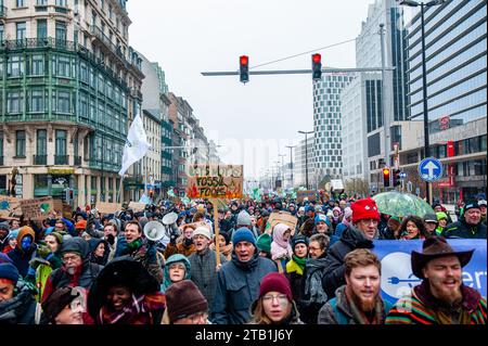 3 dicembre, Bruxelles. Migliaia di persone si sono riunite alla stazione di Bruxelles Nord per protestare contro la mancanza di azione sulla crisi climatica, durante una marcia organizzata dalla Climate Coalition (un'organizzazione che riunisce più di 90 organizzazioni sul tema della giustizia climatica). Con questo marzo, chiedono che il Belgio e l'Europa si mettano finalmente al lavoro per rendere l'industria sostenibile, migliorare la qualità dei trasporti pubblici, isolare le case e ripristinare la natura. Foto Stock