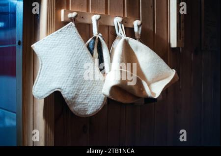 vari accessori per la sauna in una sauna in legno. Foto Stock