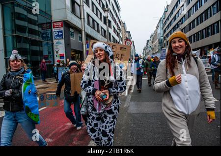 3 dicembre, Bruxelles. Migliaia di persone si sono riunite alla stazione di Bruxelles Nord per protestare contro la mancanza di azione sulla crisi climatica, durante una marcia organizzata dalla Climate Coalition (un'organizzazione che riunisce più di 90 organizzazioni sul tema della giustizia climatica). Con questo marzo, chiedono che il Belgio e l'Europa si mettano finalmente al lavoro per rendere l'industria sostenibile, migliorare la qualità dei trasporti pubblici, isolare le case e ripristinare la natura. Foto Stock