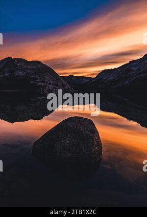 Alba sul lago circondato da montagne, Yosemite California Foto Stock