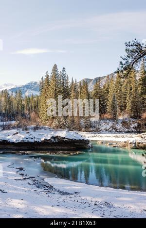 Paesaggio invernale di montagne e acque turchesi a Canmore, Alberta Foto Stock