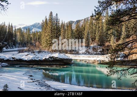 Paesaggio montano invernale di acque turchesi a Canmore, Alberta Foto Stock