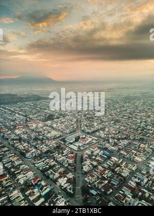 Vista aerea del mercato di Long Hoa, un famoso mercato della città di Tay Ninh, in Vietnam, lontano è il monte Ba Den al mattino. Concetto di viaggio e paesaggio Foto Stock