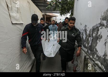 Rafah, territori palestinesi. 4 dicembre 2023. I palestinesi trasportano il corpo di una persona all'ospedale al-Najjar dopo un bombardamento israeliano. Crediti: Abed Rahim Khatib/dpa/Alamy Live News Foto Stock