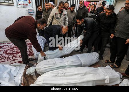 Rafah, territori palestinesi. 4 dicembre 2023. Le famiglie palestinesi rendono il loro ultimo omaggio ai loro cari all'ospedale al-Najjar dopo un bombardamento israeliano. Crediti: Abed Rahim Khatib/dpa/Alamy Live News Foto Stock