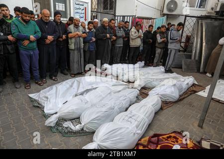 Rafah, territori palestinesi. 4 dicembre 2023. Un servizio funebre si svolge all'ospedale al-Najjar per i palestinesi uccisi nei bombardamenti israeliani. Crediti: Abed Rahim Khatib/dpa/Alamy Live News Foto Stock