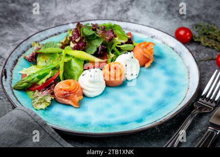 insalata di foglie di diversi tipi di lattuga e involtini di pesce, vista dall'alto Foto Stock