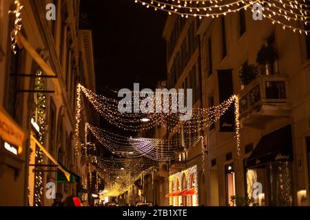 Sfondo sfocato delle luci di strada natalizie con persone che passeggiano con le borse della spesa a Milano, Italia 2.12.2023 Foto Stock