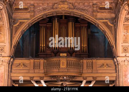 Classico organo dorato in una chiesa cattedrale Foto Stock