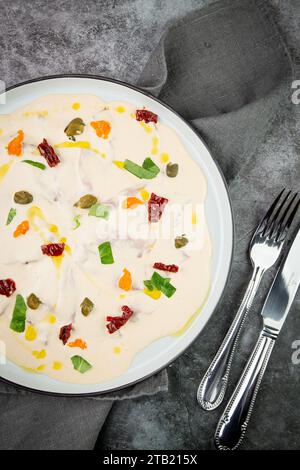 yogurt con aggiunta di sciroppo, frutta secca e noci, vista dall'alto Foto Stock