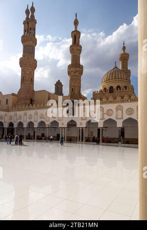 Patio della moschea di al-Azhar durante una giornata di sole al Cairo Foto Stock