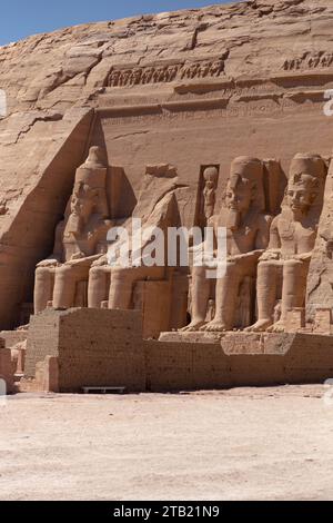 Statue giganti del grande Tempio di Ramses II, Abu Simbel Foto Stock