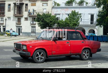 L'AVANA, CUBA - 27 AGOSTO 2023: Vecchia VAZ d'epoca 2107 (Lada 1500, 1600) auto russa per le strade di l'Avana, Cuba Foto Stock