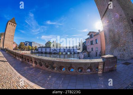 Vista della Barrage Vauban, o Diga di Vauban, dai Ponts Couverts un ponte difensivo eretto nel 1686-1690 in arenaria rosa dei Vosgi, sul fiume Ill Foto Stock