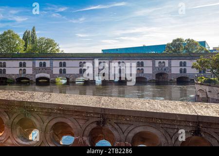 Vista della Barrage Vauban, o Diga di Vauban, dai Ponts Couverts un ponte difensivo eretto nel 1686-1690 in arenaria rosa dei Vosgi, sul fiume Ill Foto Stock