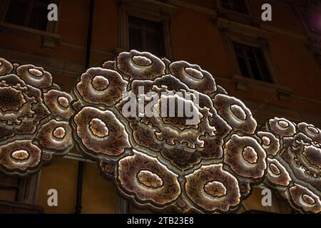 Dior Boutique con vetrine in via Montenapoleone a Milano. Vetrina di un negozio Dior nella zona di Milano Montenapoleone. Italia, Milano 2.12.2023 Foto Stock