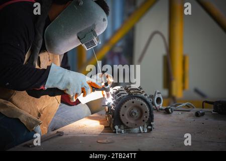 La saldatrice è la saldatura a gas inerte al tungsteno, la saldatura dell'alluminio con argon di alluminio, la torcia di saldatura TIG. Foto Stock