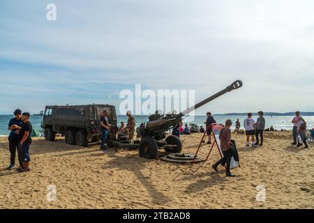 Bournemouth, Regno Unito - 1 settembre 2023: La pistola leggera L118 da 105 mm usata dal 14th Regiment Royal Artillery sulla East Beach presso l'Army Village. Foto Stock