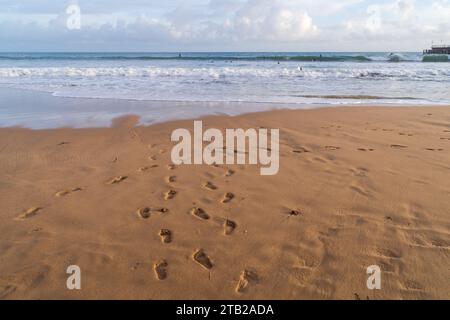 Bournemouth, Regno Unito - 20 ottobre 2023: Impronte sulla sabbia di Bournemouth East Beach. Foto Stock