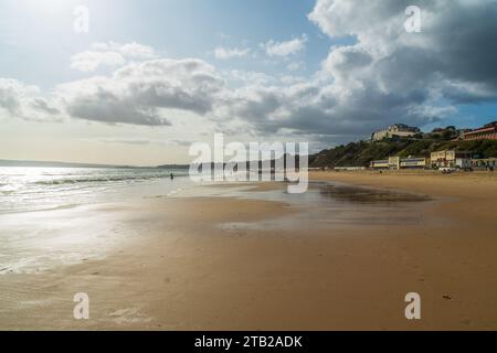 Bournemouth, Regno Unito - 29 settembre 2023: Nuvole sopra una Bournemouth West Beach bagnata e West Cliff. Foto Stock