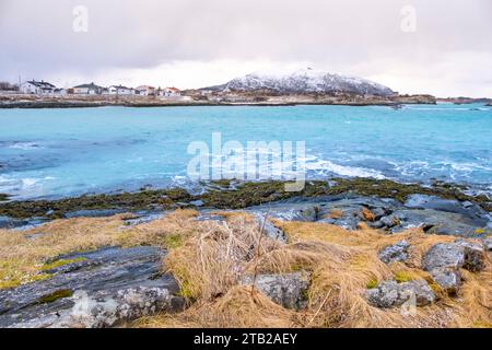 Isole Sommaroy e mare artico vicino a Tromso, Norvegia. Tramonto su piccole isole innevate Foto Stock