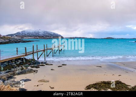 Isole Sommaroy e mare artico vicino a Tromso, Norvegia. Tramonto su piccole isole innevate Foto Stock