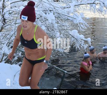 La quarta immersione di recupero dei nuotatori invernali (ghiaccio) durante l'evento benefico PonoRoska, per le persone che soffrono di sclerosi multipla nel fiume Malse in C. Foto Stock