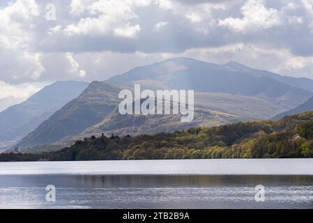 Llyn Padarn a Llanberis con vista sulle montagne, tra cui Yr Wyddfa nel parco nazionale di Snowdonia, Galles del Nord. Foto Stock