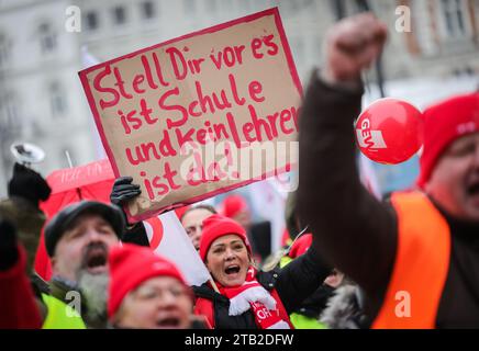 Amburgo, Germania. 4 dicembre 2023. "Immaginate che sia la scuola e che non ci sia nessun insegnante" è scritto su un cartello di cartone durante una manifestazione del sindacato Verdi alle autorità fiscali. Con il nuovo sciopero d'allarme in varie istituzioni e una manifestazione con numerosi partecipanti, l'unione Verdi vuole aumentare la pressione nella disputa salariale nel settore pubblico degli stati federali. Credito: Christian Charisius/dpa/Alamy Live News Foto Stock