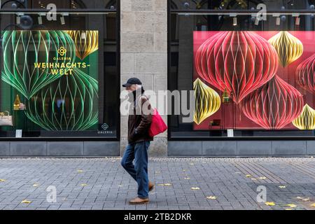 Vetrine decorate per Natale del grande magazzino Galeria Kaufhof in Hohe Strasse / Schildergasse, Colonia, Germania. ###SOLO PER USO EDITORIALE### W. Foto Stock