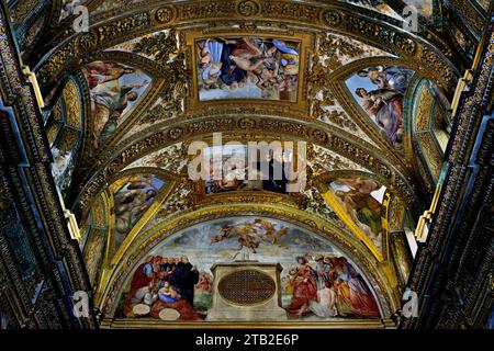 Soffitto della chiesa san Giorgio - soffitto della chiesa di San Giorgio. Chiesa di San Giorgio - Chiesa di San Giorgio - Chiesa di S. Giorgio è la più bella chiesa barocca esistente a Salerno, ricca di affreschi di altissima qualità. Si tratta di uno dei più antichi insediamenti monastici di Salerno, risalente agli inizi del IX secolo. Foto Stock