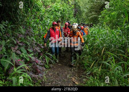 Sumatra occidentale, Indonesia. 4 dicembre 2023. I soccorritori trasferiscono i feriti vicino al vulcano Marapi a West Sumatra, Indonesia, 4 dicembre 2023. Almeno 11 alpinisti sono morti e alcuni altri sono ancora scomparsi dopo l'eruzione del vulcano Marapi sull'isola di Sumatra in Indonesia, ha detto lunedì un ufficiale di soccorso locale. Crediti: Andri Mardiansyah/Xinhua/Alamy Live News Foto Stock