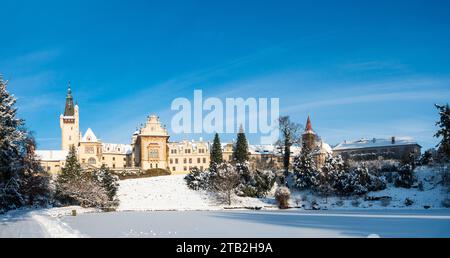 Il paesaggio innevato invernale del Castello di Pruhonice e lo stagno Podzamecky nel Parco Pruhonice alla periferia di Praga, Repubblica Ceca, 4 dicembre 2023. (C Foto Stock