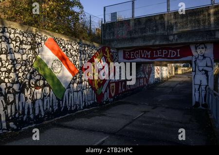 Reggio Emilia, Italia. 3 dicembre 2023. Un murale dei tifosi dell'AC Reggiana 1919 è visto all'esterno dello stadio Mapei prima della partita di serie A tra US Sassuolo e AS Roma. Crediti: Nicolò campo/Alamy Live News Foto Stock