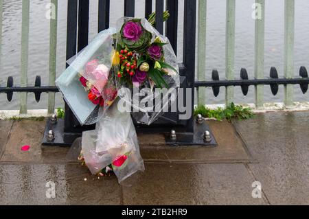 Windsor, Regno Unito. 4 dicembre 2023. Tributi floreali sono stati lasciati sul Windsor Bridge sopra il fiume Tamigi nel Berkshire. La polizia di Thames Valley non fa più appello all’aiuto del pubblico per rintracciare una donna scomparsa di Slough. Gli agenti alla ricerca di Muriel, di 68 anni, hanno purtroppo localizzato il corpo di una donna in acqua a Boveney Lock, Dorney, poco dopo le 13:10 di venerdì, a seguito di una chiamata da un membro del pubblico. L'ispettore Peter Wall, di base alla stazione di polizia di High Wycombe, ha dichiarato: "Tragicamente, dopo una ricerca di Muriel, un corpo è stato recuperato dall'acqua di Dorney oggi. "Alt Foto Stock