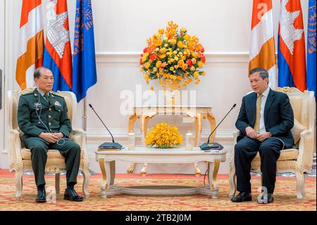 Phnom Penh, Cambogia. 4 dicembre 2023. Il primo ministro cambogiano Hun Manet incontra He Weidong, vicepresidente in visita della Commissione militare centrale cinese, a Phnom Penh, Cambogia, 4 dicembre 2023. Crediti: Ly Lay/Xinhua/Alamy Live News Foto Stock