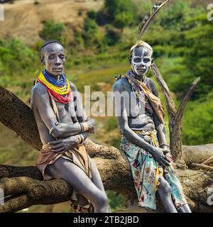 Due donne della tribù Karo Foto Stock
