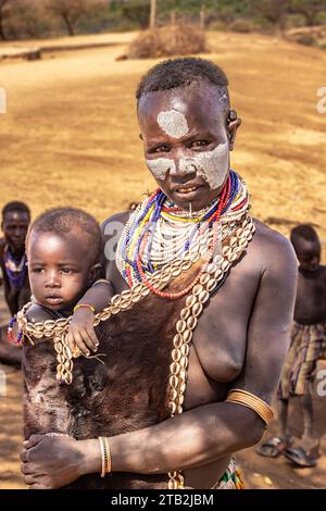 Cicatrici sulla pelle di una donna della tribù Murci Foto Stock