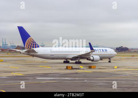 30 ottobre 2023 Newark NJ USA. L'aereo passeggeri operato dalla United Airlines è in pista in preparazione alla partenza presso l'aeroporto internazionale EWR di Newark Foto Stock