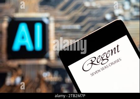 Cina. 3 novembre 2023. In questa foto, il logo della compagnia di crociere Regent Seven Seas Cruises è visualizzato su uno smartphone con un chip di intelligenza artificiale (ai) e un simbolo sullo sfondo. Credito: SOPA Images Limited/Alamy Live News Foto Stock