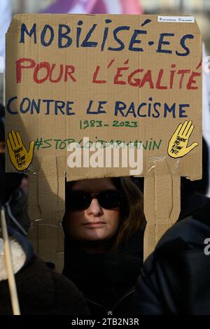 Parigi, Francia. 3 dicembre 2023. Julien Mattia/le Pictorium - 40° anniversario della marcia contro il razzismo, Parigi, 3 dicembre 2023 - 03/12/2023 - Francia/Ile-de-France (regione)/Parigi - manifestanti al 40° anniversario della marcia contro il razzismo, Parigi, 3 dicembre 2023 crediti: LE PICTORIUM/Alamy Live News Foto Stock