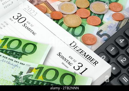 Deutscher Kalender Datum Silvester 31. Dezember 2023 Rechner und Euro Geldscheine Foto Stock