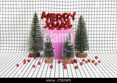 Un decoro natalizio di plastica rosso lucido con un testo che dice allegri natali con bauble di natale rosso e una scena forestale in miniatura composta da diversi elementi Foto Stock