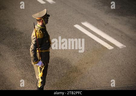 Teheran, Iran. 3 dicembre 2023. Un membro di una guardia d'onore dell'esercito iraniano si trova davanti all'arrivo del presidente cubano all'aeroporto Mehrabad di Teheran. (Immagine di credito: © Rouzbeh Fouladi/ZUMA Press Wire) SOLO USO EDITORIALE! Non per USO commerciale! Foto Stock