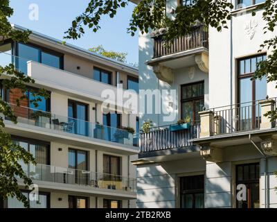 Vecchia e nuova architettura residenziale in Germania. Diverse facciate di edifici con più abitazioni. Balconi e finestre ne fanno parte Foto Stock