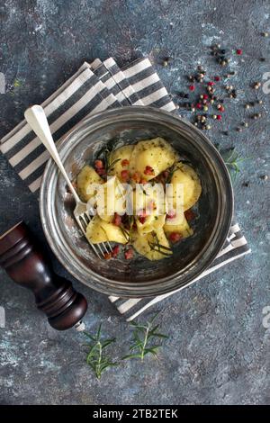 Ravioli con patate e formaggio serviti con pancetta croccante. Vista dall'alto. Foto Stock