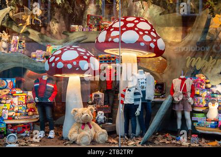 Windsor, Berkshire, Regno Unito. 4 dicembre 2023. La città reale di Windsor nel Berkshire è pronta per Natale. Una magica mostra natalizia nella finestra del grande magazzino Daniel in Peascod Street, Windsor. Credito: Maureen McLean/Alamy Live News Foto Stock