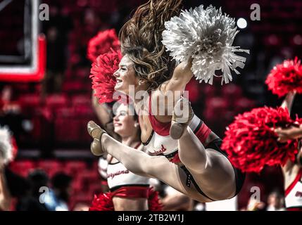 Una cheerleader si esibisce in una partita di basket del college Foto Stock